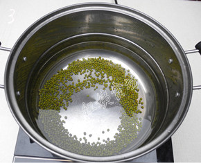 南瓜绿豆汤,绿豆沥干水分，倒入锅内；