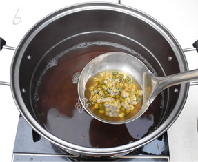 南瓜绿豆汤,切完南瓜，绿豆也煮差不多了，绿豆煮到开花；