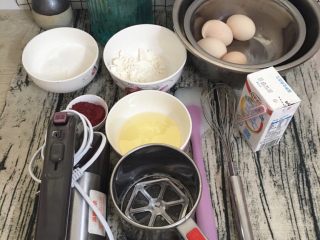 红丝绒裸蛋糕,工具准备，克数称好
首先制作戚风蛋糕，也就是蛋糕胚