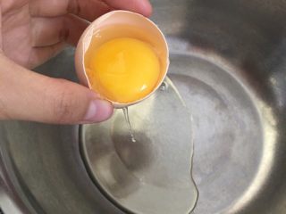 红丝绒裸蛋糕,蛋清分离在打蛋盆，打蛋盆必须无油无水，注意蛋黄不要弄到蛋清里面