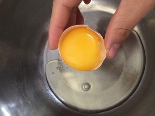 红丝绒裸蛋糕,有分离器借助分离器，没有的可以把鸡蛋轻磕剥开，微斜，让蛋清流入盆内，再把蛋黄倒入另一半蛋壳，把剩余的蛋清轻轻流入打蛋盆