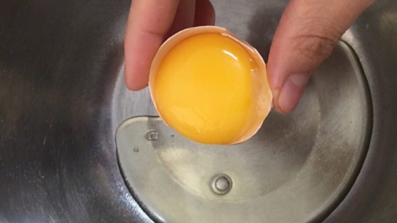 红丝绒裸蛋糕,有分离器借助分离器，没有的可以把<a style='color:red;display:inline-block;' href='/shicai/ 9'>鸡蛋</a>轻磕剥开，微斜，让蛋清流入盆内，再把蛋黄倒入另一半蛋壳，把剩余的蛋清轻轻流入打蛋盆
