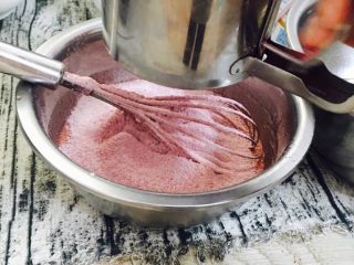 红丝绒裸蛋糕,记住得过筛哦，才可以让面粉跟蛋黄更快混合均匀