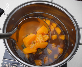 南瓜绿豆汤,中火开始煮，煮到南瓜变软即可。