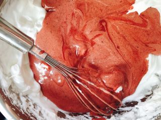 红丝绒裸蛋糕,三分之一混合均匀之后全部倒入蛋白里面，混合均匀，一起一落，最后用刮刀切拌混合，把边角没办法混合到的混合均匀即可倒入模具送入烤箱