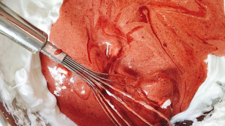 红丝绒裸蛋糕,三分之一混合均匀之后全部倒入蛋白里面，混合均匀，一起一落，最后用刮刀切拌混合，把边角没办法混合到的混合均匀即可倒入模具送入烤箱