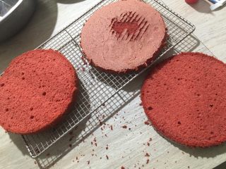 红丝绒裸蛋糕,脱模均匀切成三片，我这个蛋糕是赶时间的，所以有些气泡在里面，组织不够细腻