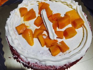 红丝绒裸蛋糕,抹匀放上水果，蛋糕边没有放水果的围上一圈奶油，尽量高度一样