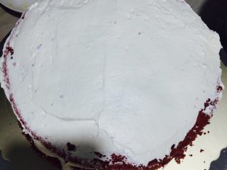 红丝绒裸蛋糕,第二层依照第一层手法，第三层表面奶油抹匀，不需要水果