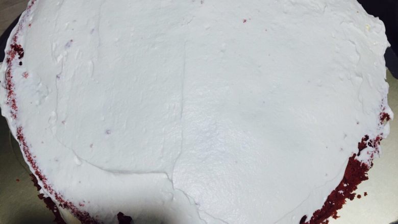 红丝绒裸蛋糕,第二层依照第一层手法，第三层表面奶油抹匀，不需要水果