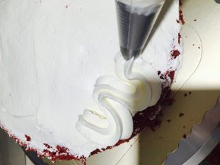 红丝绒裸蛋糕,大号5齿裱花嘴以W形状挤奶油，不要断，挤完整个蛋糕