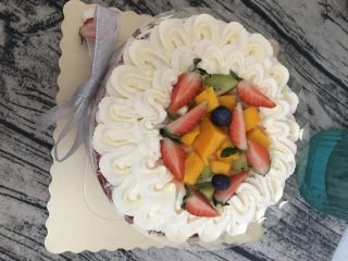 红丝绒裸蛋糕,中间放满自己喜欢的水果，草莓不要去叶比较好看