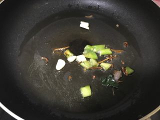 孔雀开屏鱼,另起锅，锅内加半碗油，烧8成开时放入葱姜蒜和花椒八角，半分钟后关火。