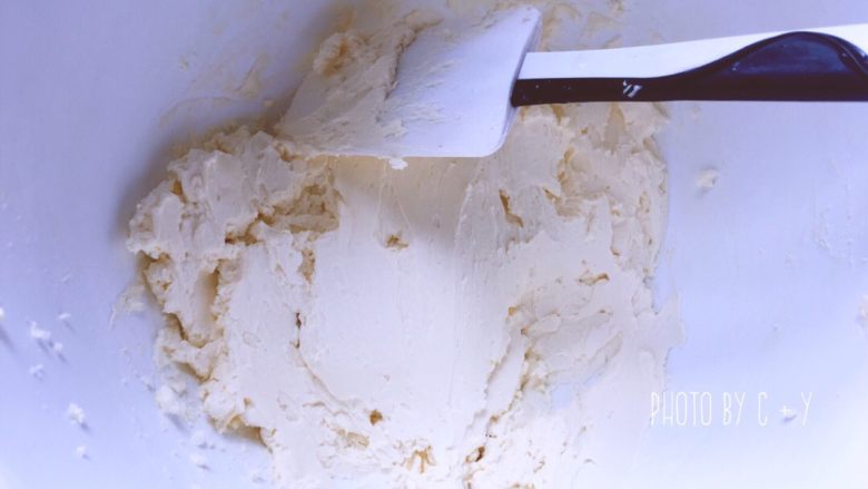 入口即化的超浓郁芝士蛋糕（懒人水浴法）,室温软化的奶油奶酪切拌均匀。