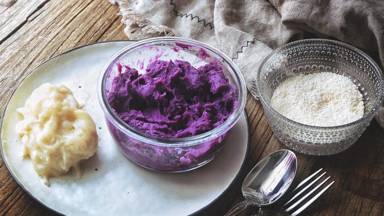 一口软糯 紫薯糯米糍,把蒸好的糯米团拿出来