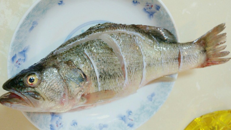 辣子鲈鱼,养殖的鲈鱼，肉较厚，入味困难。鱼背、肚子上要开刀便于入味。
鱼要热水入蒸锅。蒸6-7分钟。

