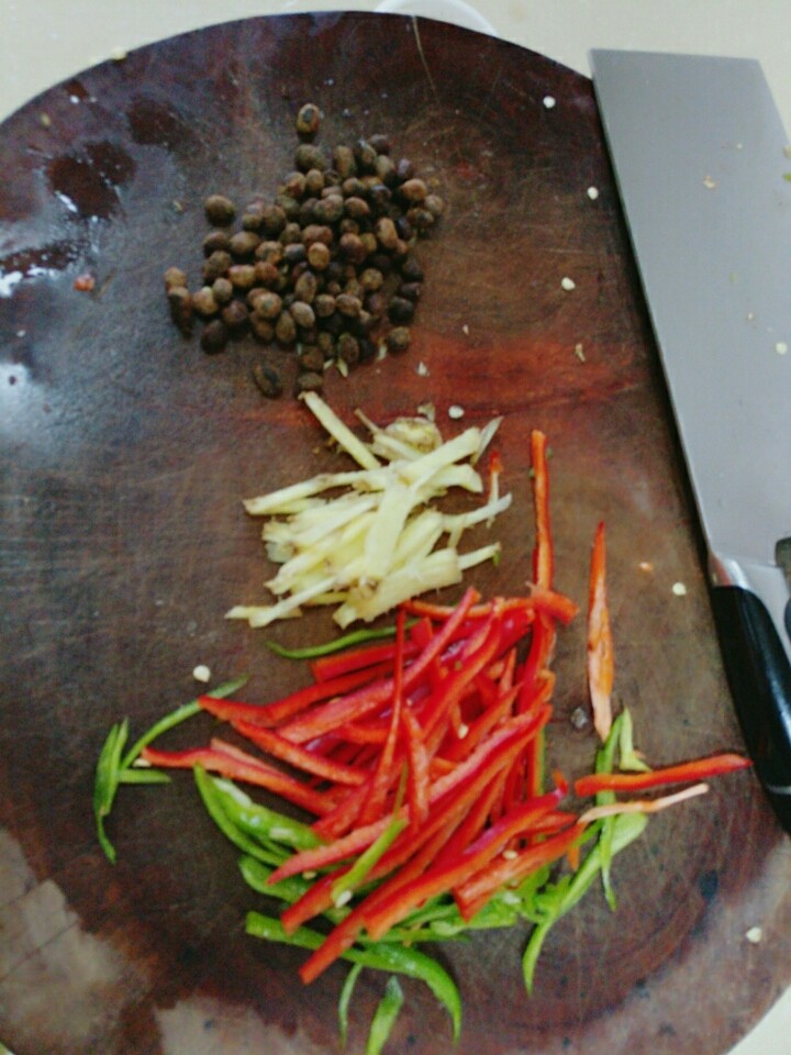 辣子鲈鱼,双色椒切丝，生姜切丝，景阳观豆豉一小把，备用。
