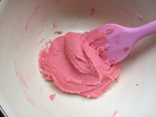粉色少女的水晶汤圆,加入炼乳一起混合搅拌备用
