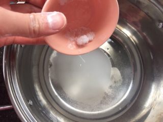 粉色少女的水晶汤圆,清水倒入奶锅加入糖加入油
