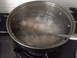 粉色少女的水晶汤圆,锅内滚水烧开后加入汤圆煮至浮起
