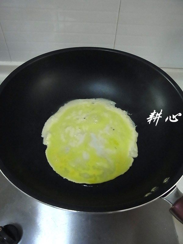 红米炒饭,倒入蛋液，煎至双面微黄。