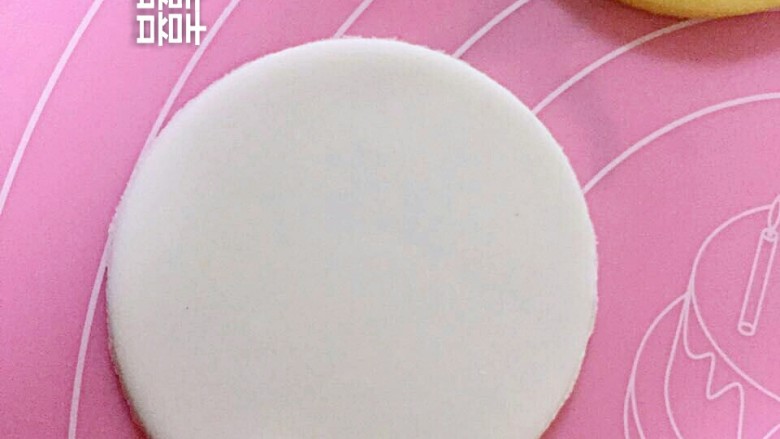 翻糖饼干__极简版,翻糖擀平压出和饼干相同大小的圆片