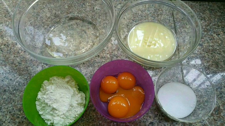 枇杷果酱波点蛋糕卷,材料准备，蛋白、蛋黄分离