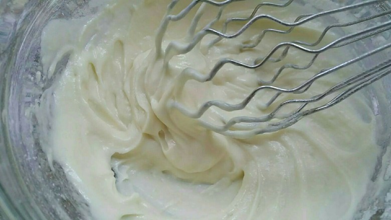 枇杷果酱波点蛋糕卷,混合至无干粉