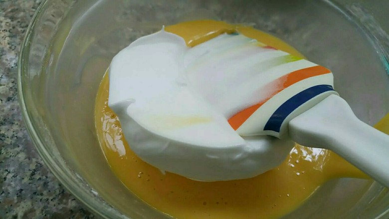 枇杷果酱波点蛋糕卷,取1/3蛋白入蛋黄糊中，翻拌均匀