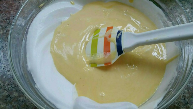 枇杷果酱波点蛋糕卷,再把面糊倒入蛋白霜中，用切拌和翻拌的手法混合均匀