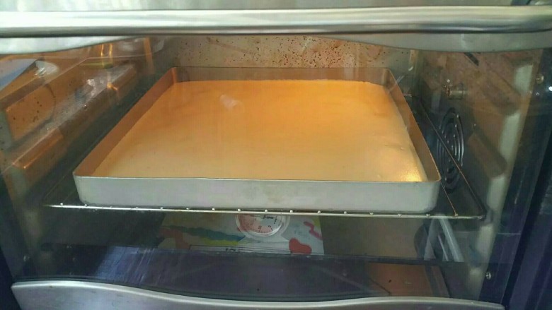 枇杷果酱波点蛋糕卷,放入烤箱170度25分钟