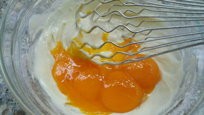 枇杷果酱波点蛋糕卷,加入蛋黄混合均匀