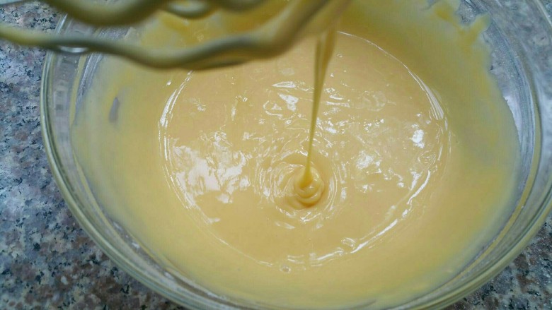 枇杷果酱波点蛋糕卷,混合均匀后蛋黄糊的状态