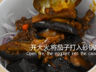 教你做一道满屋飘香的——鱼香茄子煲,大火将砂锅烧热，将茄子打入砂锅内