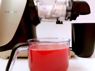 西瓜牛奶果冻🍉,用原汁机榨出需要的西瓜果汁。