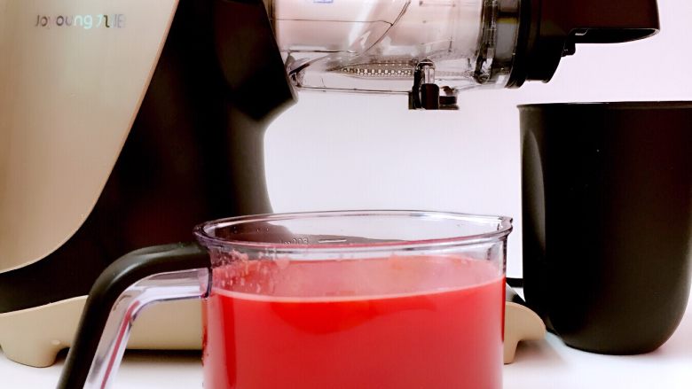 西瓜牛奶果冻🍉,用原汁机榨出需要的西瓜果汁。