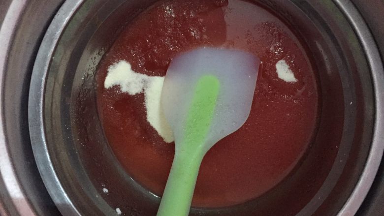 西瓜果冻🍉,混合好后的西瓜汁倒入干净无油的小锅，隔水加热至糖和吉利丁粉融化。