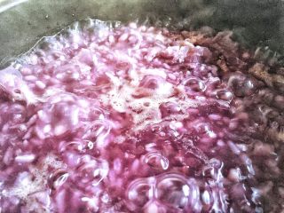 滋阴抗老 紫薯银耳粥,开小火煮到紫薯软烂(我煮了半小时)，即可