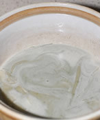 薄荷奶冻,把薄荷汁过滤一下，滤去多余的渣；