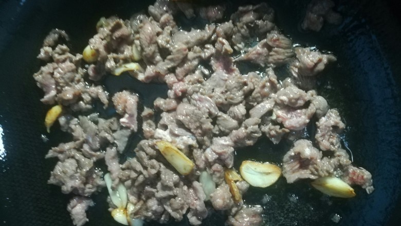 洋葱炒牛肉,转大火，下腌过又撒了盐的牛肉滑七八分熟，盛出备用。
