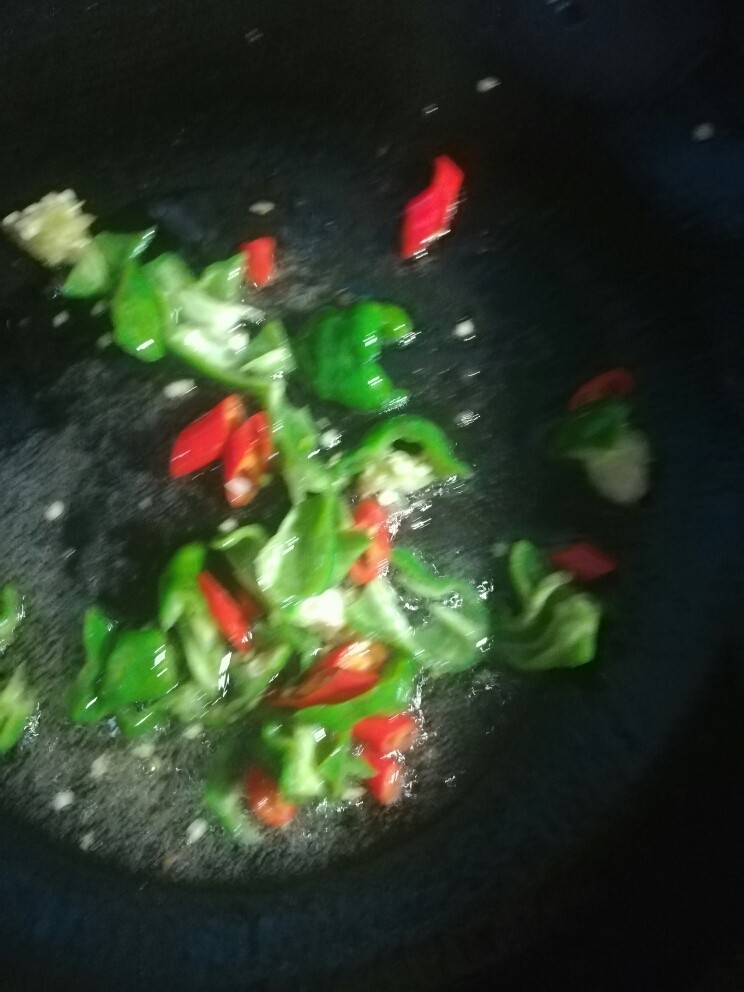 洋葱炒牛肉,再加一些油，下青红椒炒半分钟。