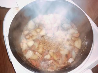 土豆香肠焖饭,米饭🍚跳闸后不要立刻打开，闷十分钟。然后拌匀开吃
