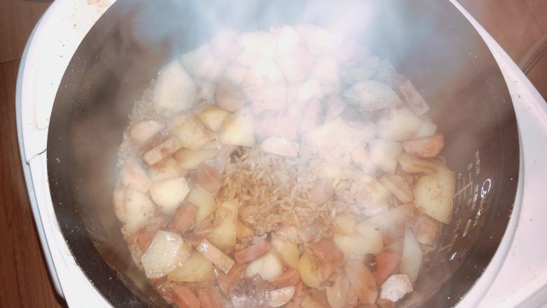 土豆香肠焖饭,米饭🍚跳闸后不要立刻打开，闷十分钟。然后拌匀开吃
