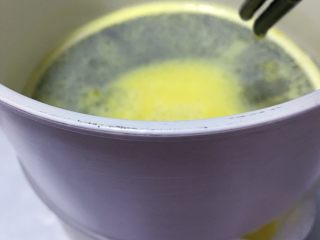 简单芒果焦糖布丁🍮,过筛去除气泡及蛋黄固体。这样烤出来的布丁更加嫩及细滑！