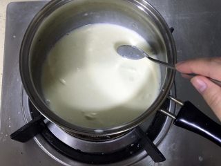 简单芒果焦糖布丁🍮,把所有的都放在小奶锅里。小火加热，等糖全部融化，关火放凉（不用烧开）。