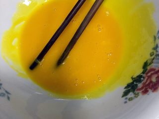 简单芒果焦糖布丁🍮,把三个蛋黄打成蛋液。
