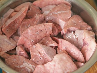 清甜润肺的雪梨无花果猪肺汤,把猪肺切成厚片，因为猪肺煮了后会缩小，所以不用切太小块。