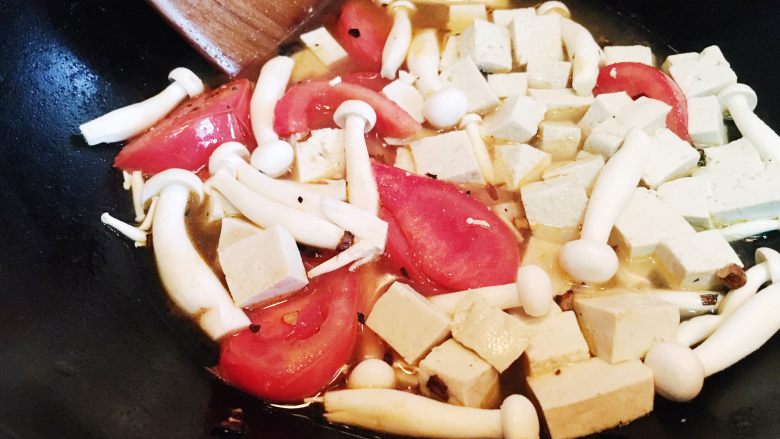 浓汤番茄豆腐龙利鱼,先放入番茄翻炒，待番茄软化，炒出红汤之后放入豆腐和白玉菇翻炒