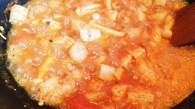 浓汤番茄豆腐龙利鱼,东西都放齐全了，就炖一会吧，收收汤