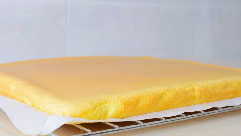 【五儿戚风卷】非常适合小白试手,特简单版,放到晾网上，
揭掉周围的油纸让蛋糕饼慢慢降温。
